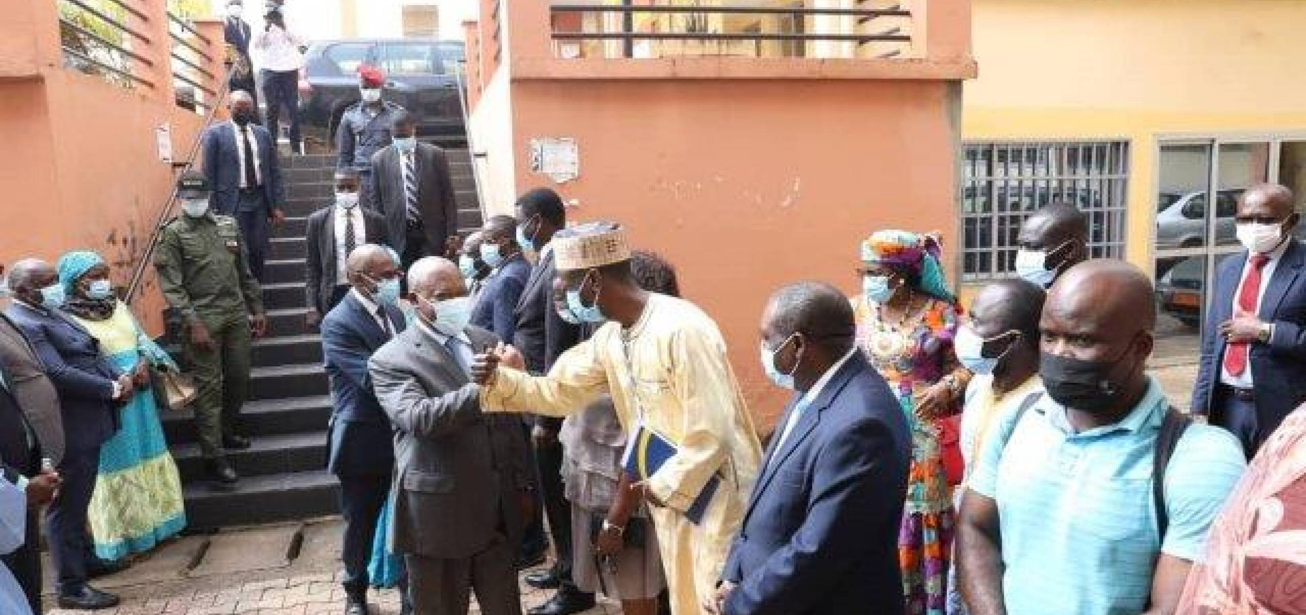  Ministers Joseph LE and Malachie MANAOUADA visit the anti Covid-19 vaccination pools in yaoundé